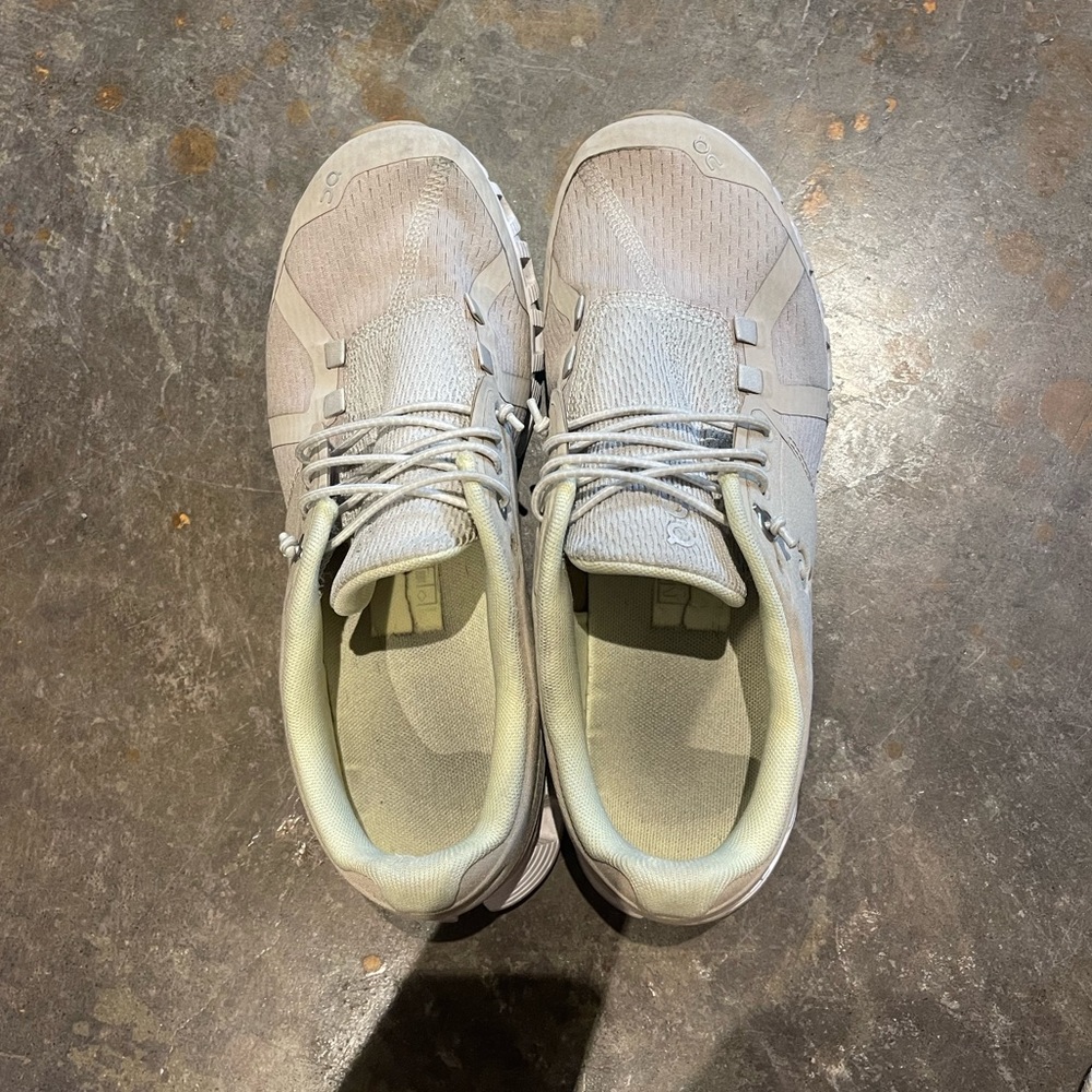 On cloud tan running shoes